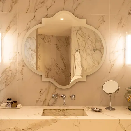 Hotel De Montesquieu 5*