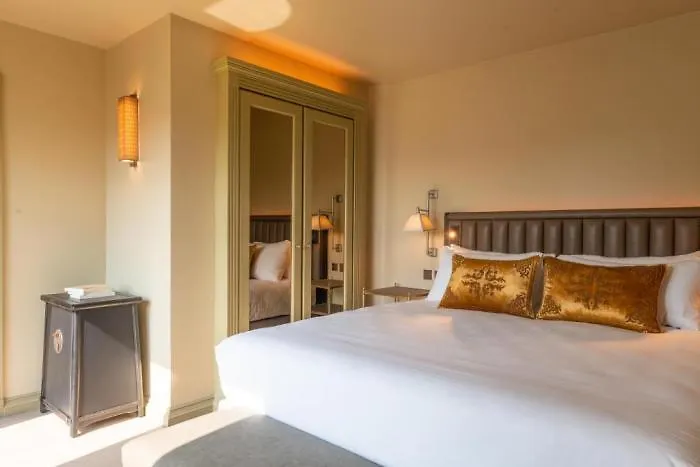 Hotell De Montesquieu 5*